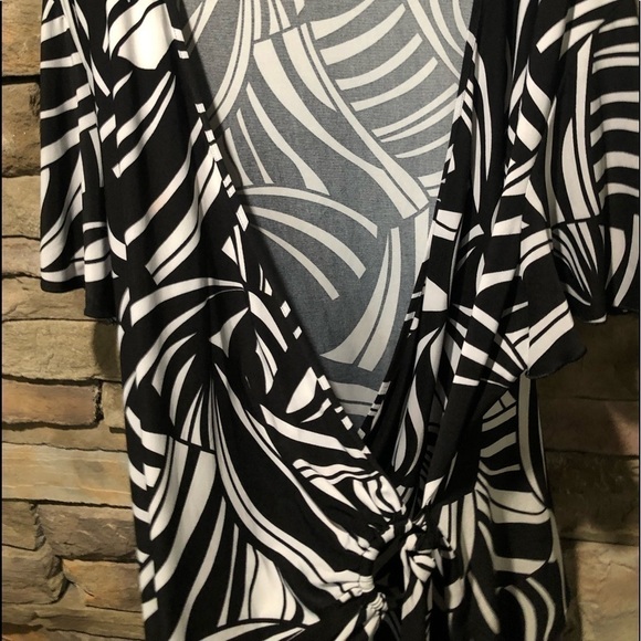 Cato size 26/28W Cross-Front Pullover Top Black & White - Picture 5 of 10